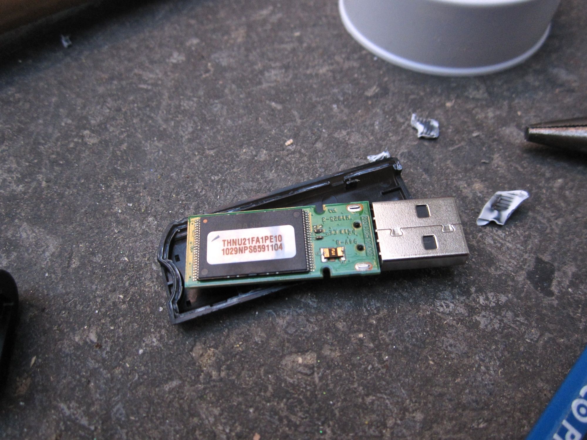 A dismantles USB key