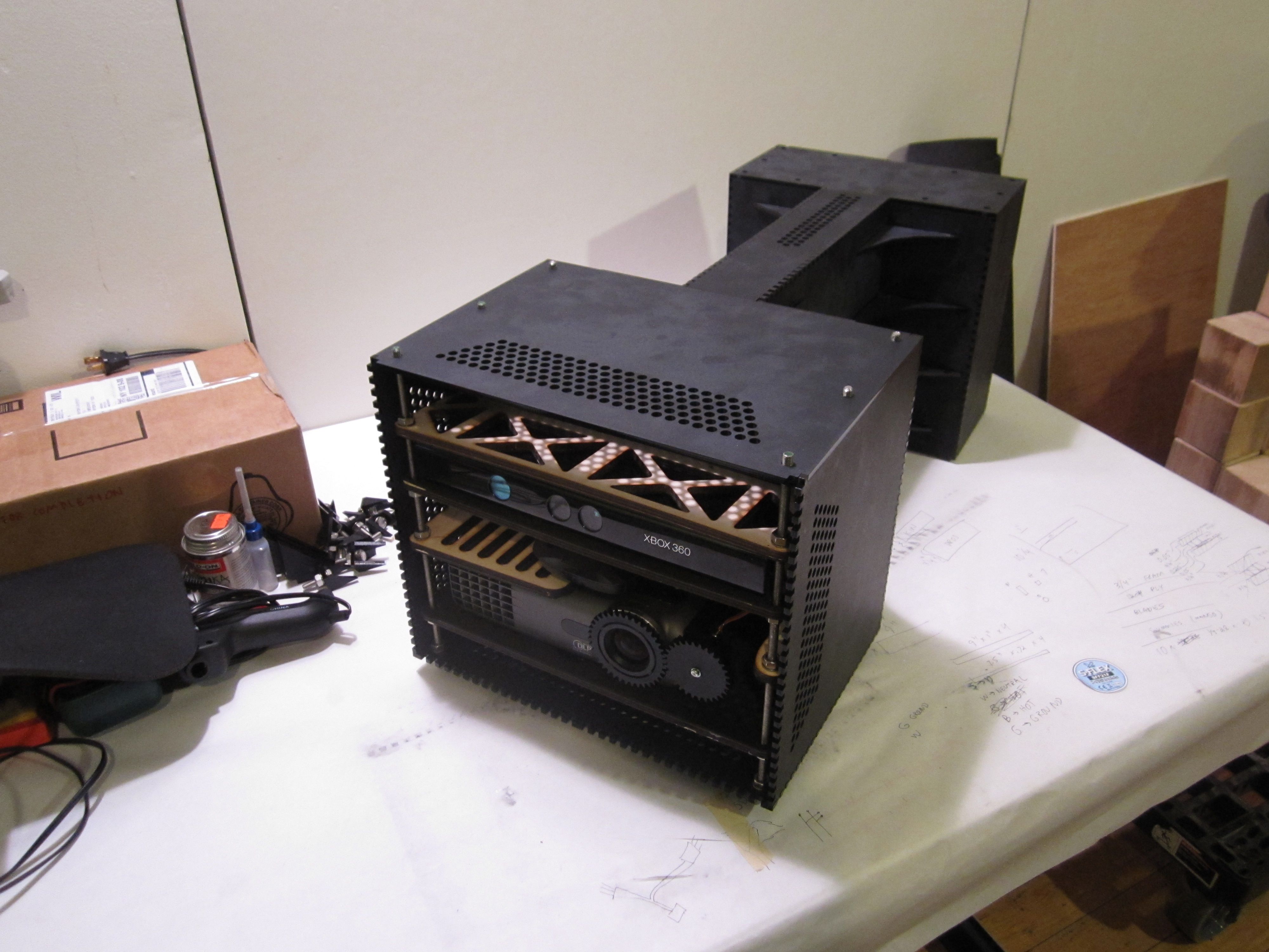 Überbeamer with front cover removed to show projector and Kinect