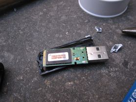 A dismantles USB key